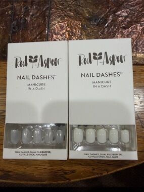 Red Aspen Women’s Nail Dashes Press-On Nails - White & Shimmery Silver